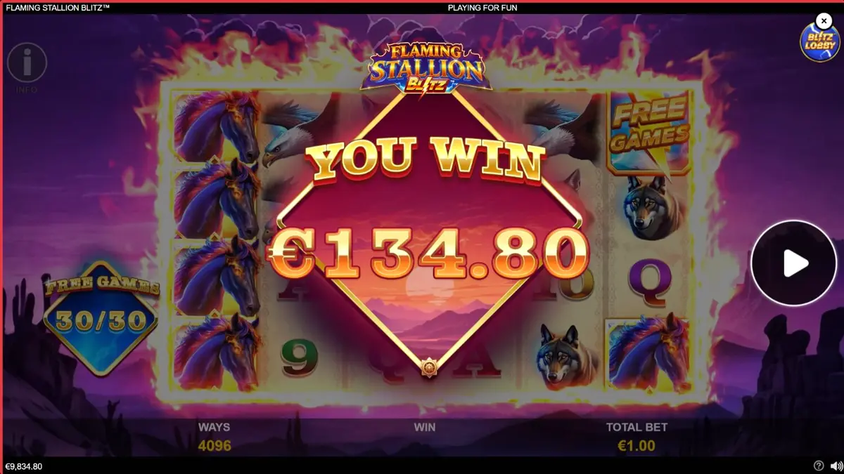 Cenário de deserto flamejante com o tema de Flaming Stallion Blitz
